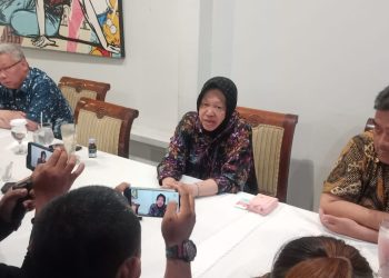 Menteri Sosial RI Tri Rismaharini saat memberikan keterangan kepada awak media massa di Surabaya.