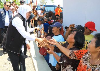 Gubernur Khofifah menemui korban Tanah Gerak Blitar pada saat peresmian rumah relokasi korban terdampak bencana.