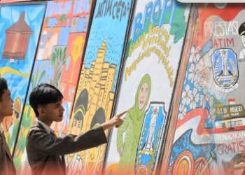 Mural karya siswa SMA/SMK dan SLB se-Jatim di pajang di sekitar gedung Grahadi dalam peringatan Hari Jadi Ke-78 Provinsi Jawa Timur.