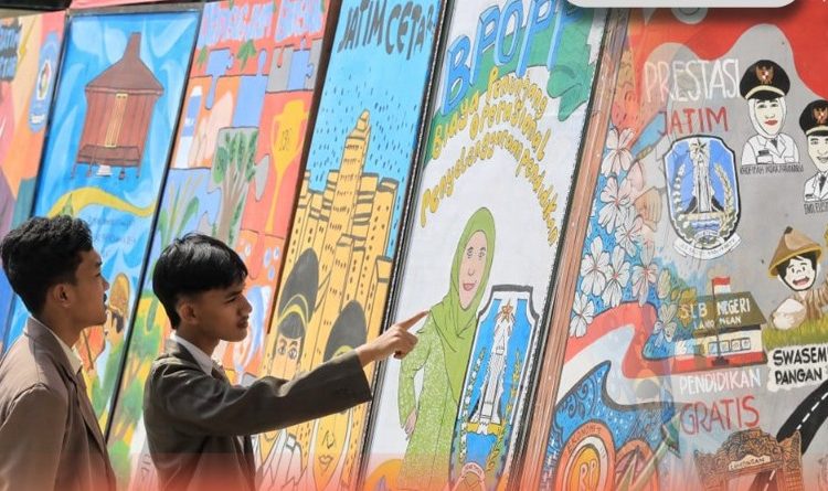 Mural karya siswa SMA/SMK dan SLB se-Jatim di pajang di sekitar gedung Grahadi dalam peringatan Hari Jadi Ke-78 Provinsi Jawa Timur.