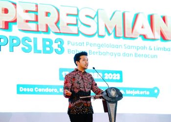 Wakil Gubernur Jawa Timur Emil Elestianto Dardak dalam peresmian Pusat Pengelolaan Sampah dan Limbah Bahan Berbahaya dan Beracun di Desa Cendoro, Kecamatan Dawarblandong, Kabupaten Mojokerto.