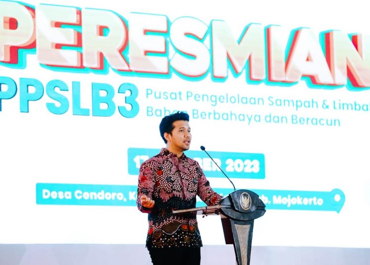 Wakil Gubernur Jawa Timur Emil Elestianto Dardak dalam peresmian Pusat Pengelolaan Sampah dan Limbah Bahan Berbahaya dan Beracun di Desa Cendoro, Kecamatan Dawarblandong, Kabupaten Mojokerto.