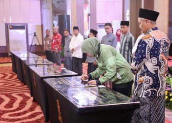 Peresmian PLTS Atap se-Jatim ini ditandai dengan penandatanganan 20 prasasti penerima bantuan PLTS Atap oleh Gubernur Jatim Khofifah Indar Parawansa.