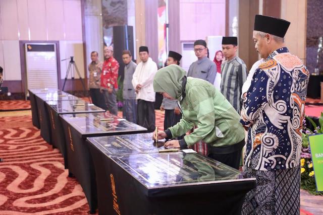 Peresmian PLTS Atap se-Jatim ini ditandai dengan penandatanganan 20 prasasti penerima bantuan PLTS Atap oleh Gubernur Jatim Khofifah Indar Parawansa.