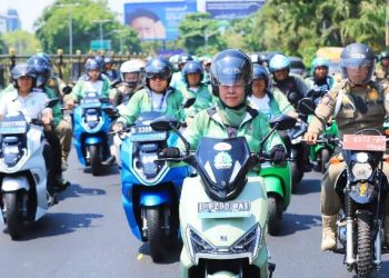 Gubernur Jatim Khofifah Indar Parawansa melakukan konvoi motor listrik dari Grahadi menuju Masjid Al Akbar.