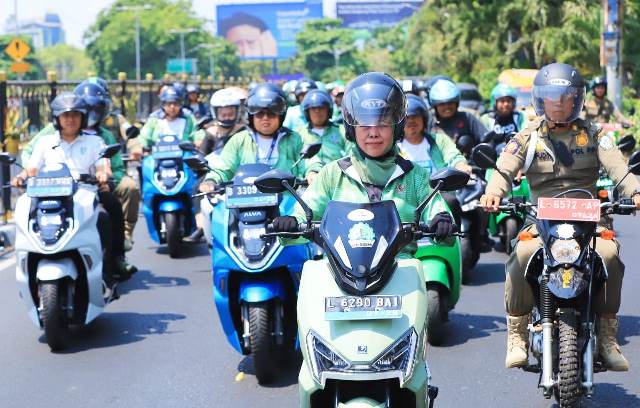 Gubernur Jatim Khofifah Indar Parawansa melakukan konvoi motor listrik dari Grahadi menuju Masjid Al Akbar.