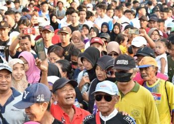 Ribuan warga antusias mengikuti jalan sehat bersama yang start dan finish di halaman Bakorwil Madiun.