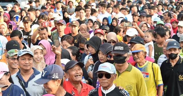 Ribuan warga antusias mengikuti jalan sehat bersama yang start dan finish di halaman Bakorwil Madiun.