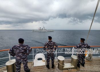 KRI Karel Satsuit Tubun-354  menyambut kedatangan KRI Bima Suci di Perairan Sabang.