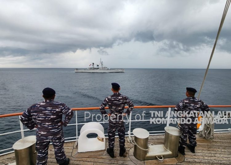 KRI Karel Satsuit Tubun-354  menyambut kedatangan KRI Bima Suci di Perairan Sabang.