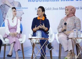 Ketua TP PKK Provinsi Jawa Timur Arumi Bachsin (kiri) menjadi narasumber Talkshow Hari Kesehatan Jiwa Sedunia di RSJ Menur Surabaya.