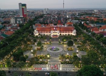 Taman Surya yang kini sudah direvitalisasi. Selain ditata ulang dan ditambahi fasilitasnya, ada live music dan UMKM di setiap akhir pekan.