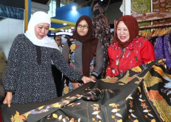Gubernur Jawa Timur Khofifah Indar Parawansa meninjau stand pelaku UMKM di Jatim Fest yang dihelat di Jatim Expo Surabaya.