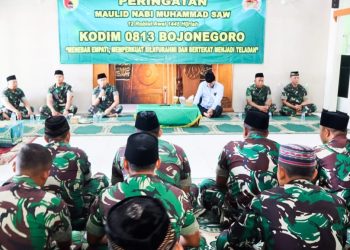 Peringatan Maulid Nabi Muhammad SAW 1445 Hijriyah di Masjid Al Azhkar yang diikuti prajurit TNI, PNS dan Persit Kartika Chandra Kirana Cabang XXVIII Kodim 0813 Bojonegoro.