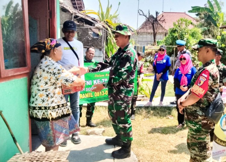 Pembagian paket sembako kepada masyarakat kurang mampu oleh personel Kodim 0813 Bojonegoro.