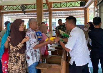 Operasi pasar beras yang dilakukan Tim Pengendalian Inflasi Daerah (TPID) Kabupaten Bojonegoro di Balai Desa Sukorejo, Kecamatan Bojonegoro.