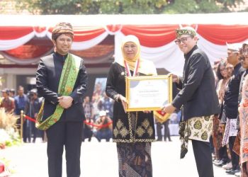 Pj Bupati Bojonegoro Adriyanto menerima penghargaan yang diserahkan Gubernur Jatim Khofifah Indar Parawansa didampingi Wagub Jatim Emil Elestianto Dardak.