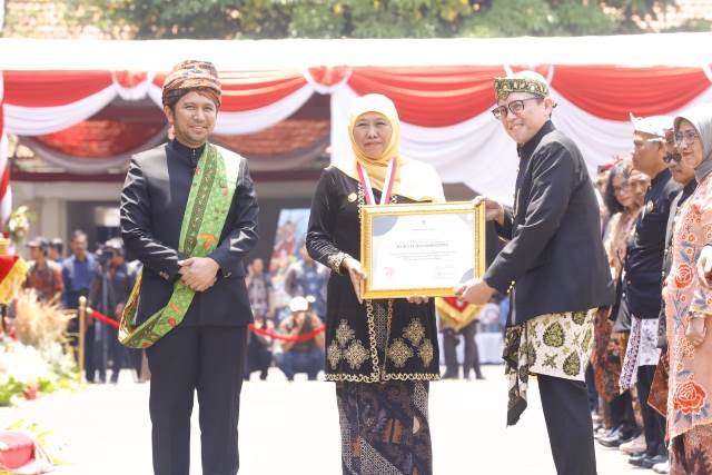 Pj Bupati Bojonegoro Adriyanto menerima penghargaan yang diserahkan Gubernur Jatim Khofifah Indar Parawansa didampingi Wagub Jatim Emil Elestianto Dardak.
