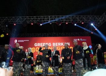 Pj Bupati Bojonegoro Adriyanto bersama para jajaran Forkopimda pada Malam Grebeg Berkah Hari Jadi Bojonegoro (HJB) ke-346.