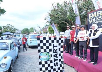 Gubernur Jawa Timur Khofifah Indar Parawansa melepas rombongan parade Volkswagen (VW) Sumpah Pemuda se-Jawa Bali di komplek Istana Gebang Kota Blitar.