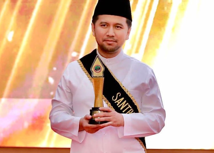 Wakil Gubernur Jawa Timur Emil Elestianto Dardak meraih penghargaan sebagai Santri Inspiratif Bidang Kepemimpinan Tingkat Provinsi dalam ajang Santri of The Year 2023 di Jakarta.
