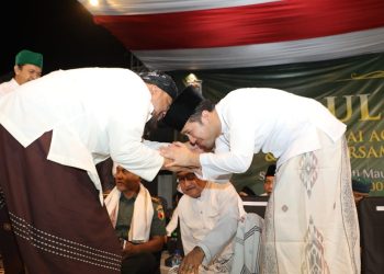 Wakil Gubernur Jatim Emil Elestianto Dardak di sela menghadiri Haul Akbar Syekh Kyai Ageng Basyariah di Komplek Masjid Al-Basyariah, Desa Sewulan, Madiun.
