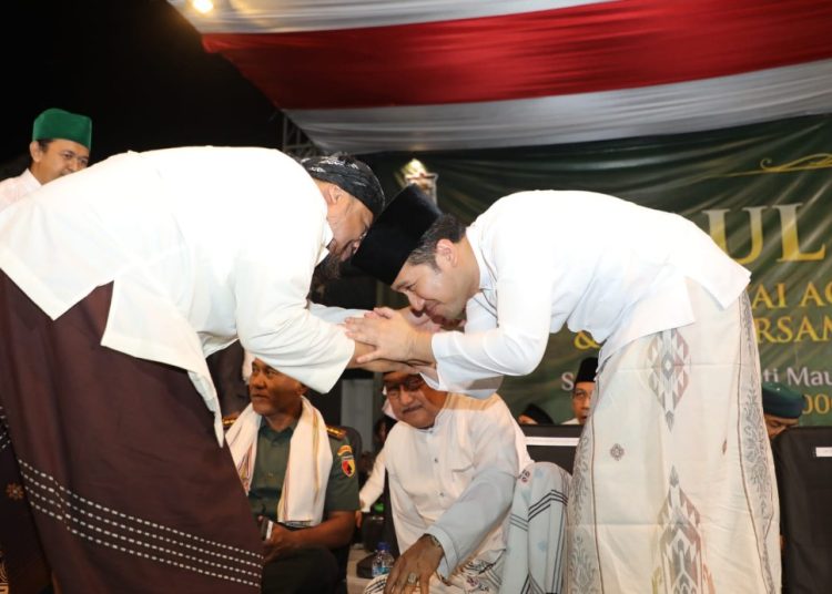 Wakil Gubernur Jatim Emil Elestianto Dardak di sela menghadiri Haul Akbar Syekh Kyai Ageng Basyariah di Komplek Masjid Al-Basyariah, Desa Sewulan, Madiun.