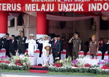 Upacara peringatan Hari Kesaktian Pancasila di Taman Surya Balai Kota, Surabaya.