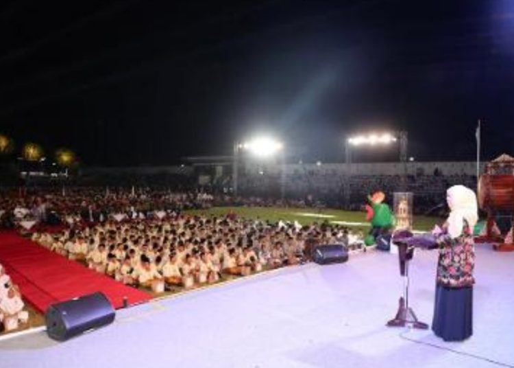 Gubernur Jawa Timur, Khofifah Indar Parawansa pada pembukaan MTQ XXX Tingkat Provinsi Jawa Timur di Stadion Untung Surapati, Kota Pasuruan.