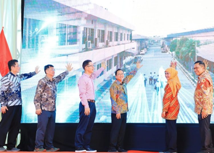 Peresmian Pembangkit Listrik Tenaga Surya  Atap berkapasitas 9,8 Mega Watt peak (MWp) di kawasan PT Pabrik Kertas Tjiwi Kimia, Sidoarjo.