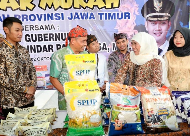 Gubernur Jawa Timur Khofifah Indar Parawansa dalam operasi pasar murah di Pendopo Kridha Manunggal Tuban, Kabupaten Tuban.
