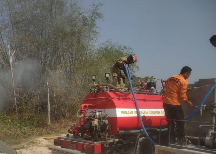 Pemadaman kebakaran lahan di Desa Mulyoagung, Kecamatan Bojonegoro.