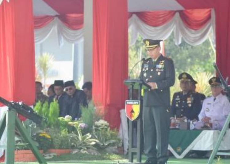 Komandan Kodim  0813 Bojonegoro Letkol Czi Arief Rochman Hakim menjadi Inspektur Upacara peringatan HUT ke-78 TN di Alun-Alun Bojonegoro,