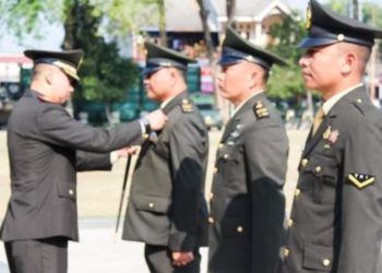 Penganugrahan Tanda Kehormatan kepada anggota Kodim Bojonegoro dalam upacara peringatan HUT ke- 78 TN  tahun 2023  di Alun-Alun Bojonegoro.