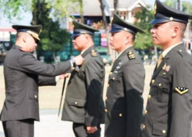 Penganugrahan Tanda Kehormatan kepada anggota Kodim Bojonegoro dalam upacara peringatan HUT ke- 78 TN tahun 2023 di Alun-Alun Bojonegoro.