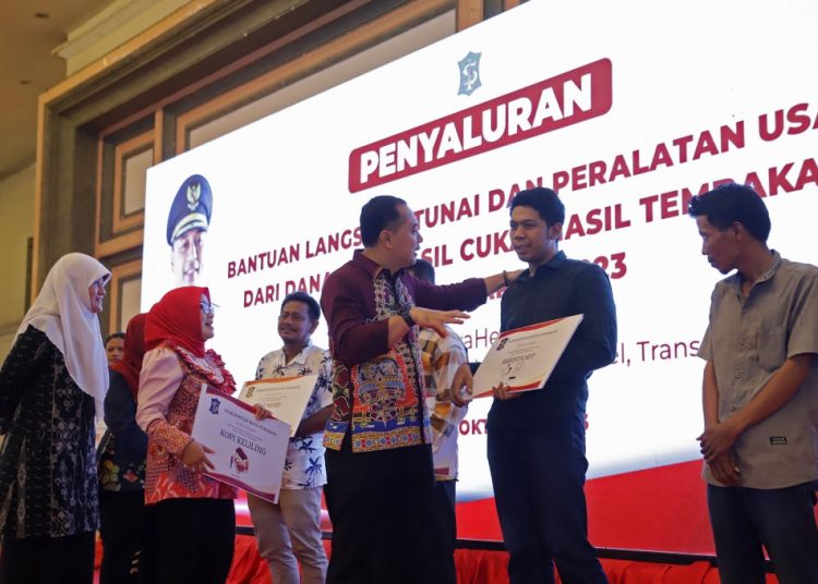 Wali Kota Surabaya Eri Cajyadi menyaluran BLT kepada keluarga miskin Surabaya di gedung Barunawati.