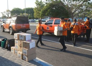 Tim dari BPBD Jatim menyiapkan bantuan yang akan dikirim ke Banjarmasin.