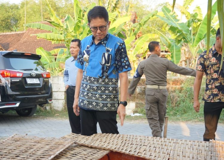 Pj Bupati Bojonegoro Adriyanto mendatangi wilayah terdampak kekeringan di Desa Tulungrejo, Kecamatan Sumberrejo.