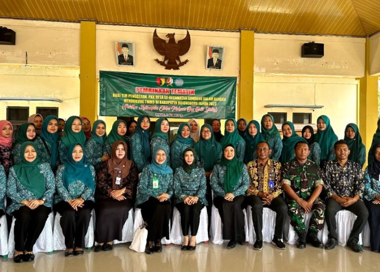Foto bersama di sela pelatihan keterampilan olahan makanan bagi balita stunting di Desa Gondang, Kecamatan Gondang.