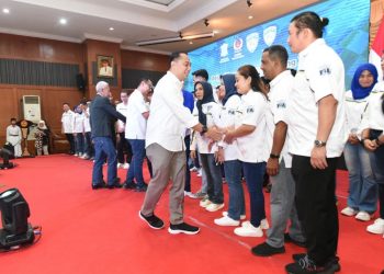 Wali Kota Surabaya Eri Cahyadi menyalami pengurus IMI Surabaya yang baru dilantik.