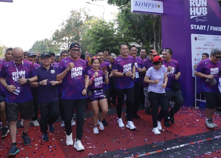 Wali Kota Surabaya Eri Cahyadi bersama para peserta RUN HUB 2023 di titik start di Taman Surya.