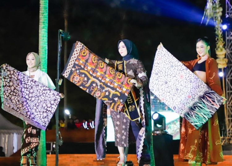 Pagelaran Mojo Batik Festival Tahun 2023 yang digelar di Alun-Alun Mojokerto.