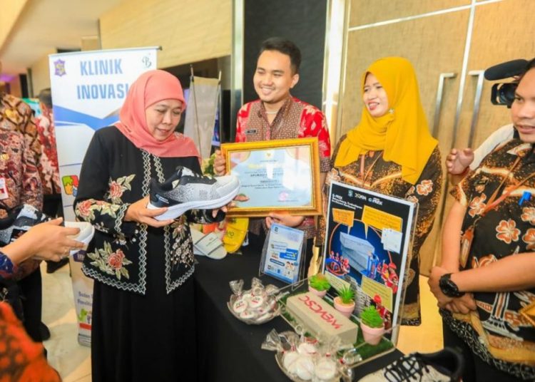 Penyerahan penghargaan pada sejumlah Pemda dalam ajang Inotek Award 2023 besutan Badan Riset dan Inovasi Daerah Jatim di Novotel Samator Hotel Surabaya.