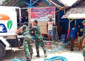 Pendistribusian bantuan air bersih di  daerah yang mengalami kekeringan sebagai dampak musim kemarau di Bojonegoro.