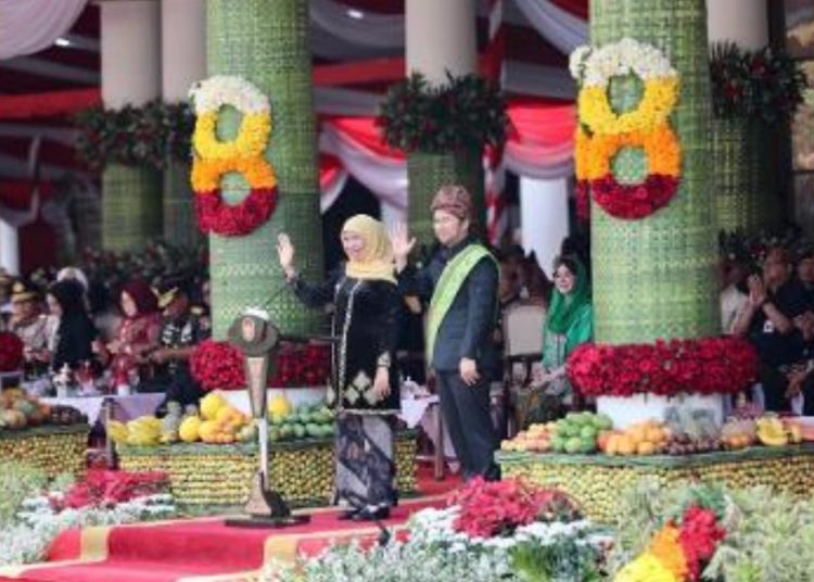 Gubernur Jawa Timur Khofifah Indar Parawansa dan Wagub Jatim Emil Elestianto Dardak  upacara peringatan Hari Jadi ke-78 Provinsi Jatim di halaman gedung Negara Grahadi Surabaya.