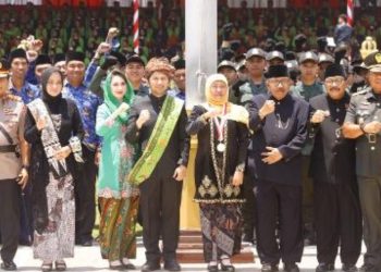 Gubernur Jatim Khofifah Indar Parawansa, Wagub Jatim Emil Elestianto Dardak dan mantan Gubernur Jatim Soekarwo dalam peringatan Hari Jadi Provinsi Jawa Timur ke-78.