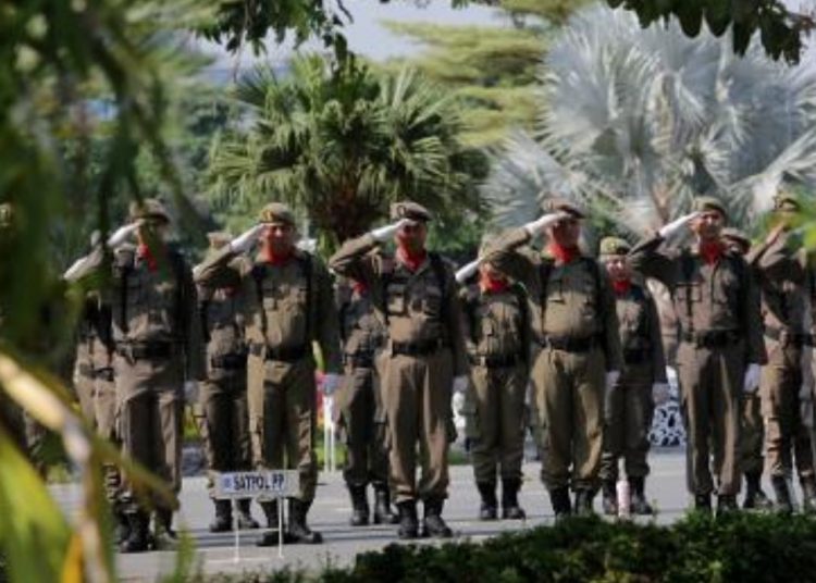 Pelaksanaan upacara Hari Jadi Provinsi Jawa Timur ke-78 di halaman Balai Kota Surabaya.