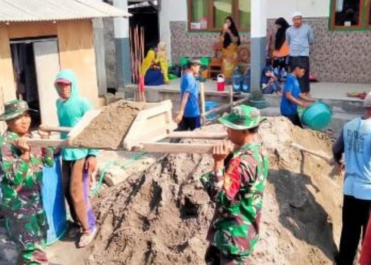 Kerja bakti di Pondok Pesantren Ummi Kamilah Sunan Drajat Desa Ngorogunung, Kecamatan Bubulan, Kabupaten Bojonegoro.