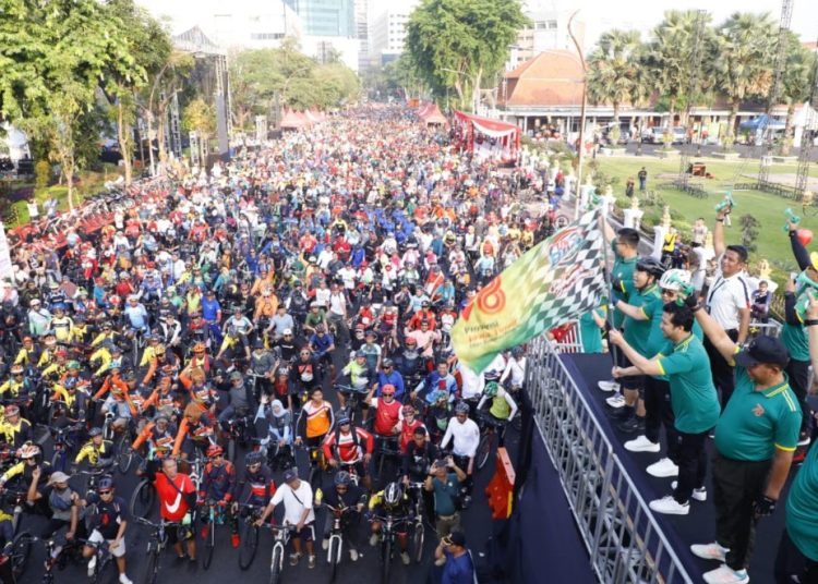 Pelepasan peserta Fun Bike Jatim 2023 dalam rangka peringatan Hari Jadi ke-78 Provinsi Jawa Timur di depan gedung Negara Grahadi Surabaya.