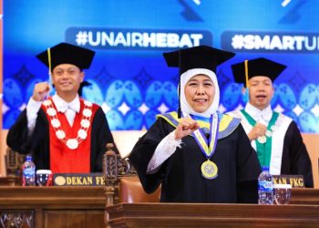 Gubernur Jawa Timur Khofifah Indar Parawansa mendapat anugerah gelar Doktor Honoris Causa  Bidang Ilmu Ekonomi dari Fakultas Ekonomi dan Bisnis Universitas Airlangga.